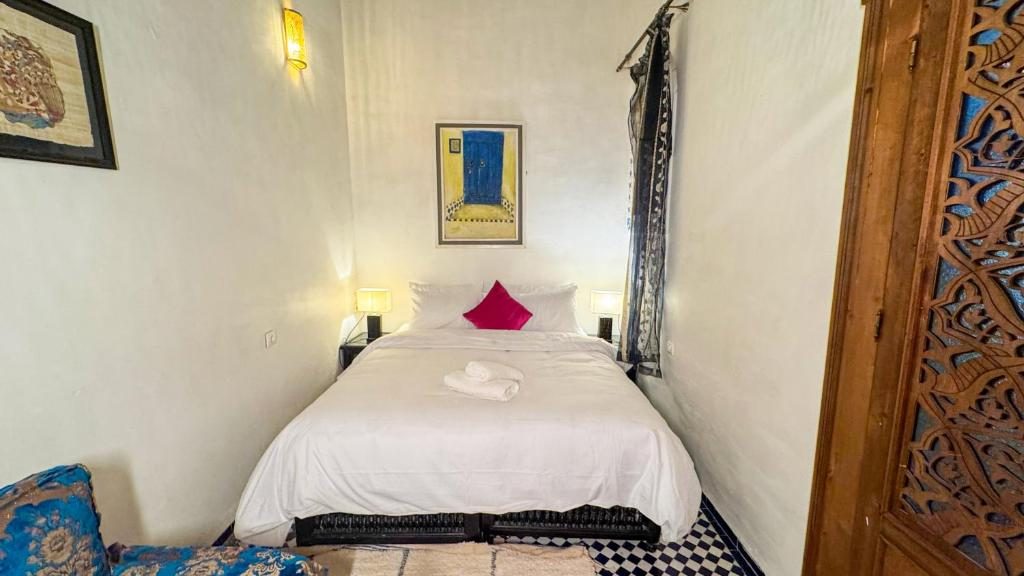 Chambre avec lit double et décoration traditionnelle au Riad Medina Sky