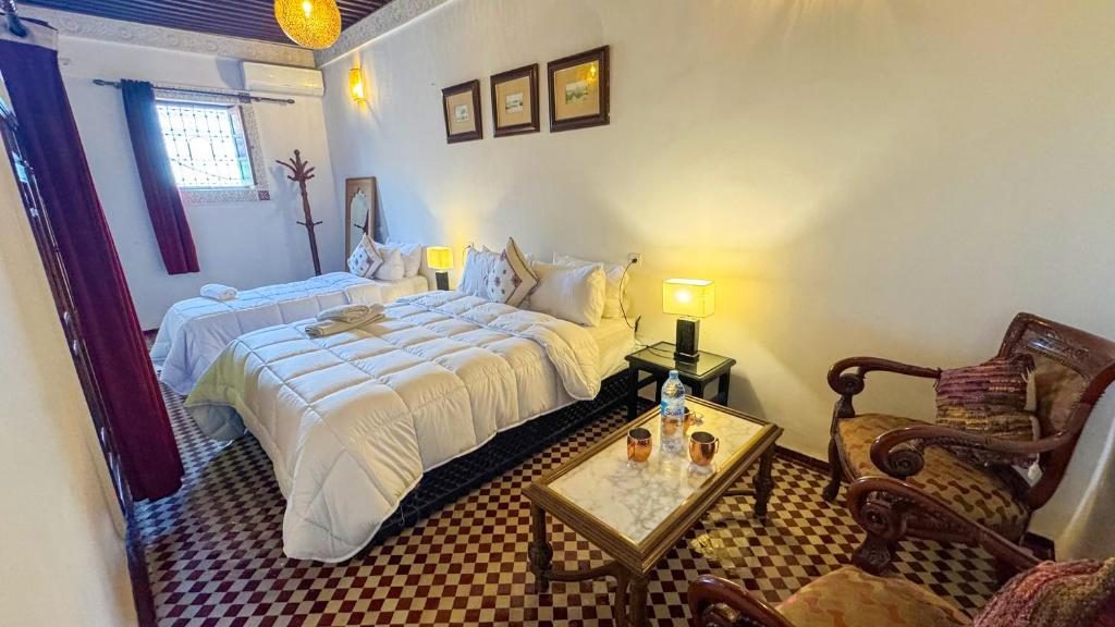 Chambre classique du Riad Medina Sky — vue complémentaire et décoration soignée