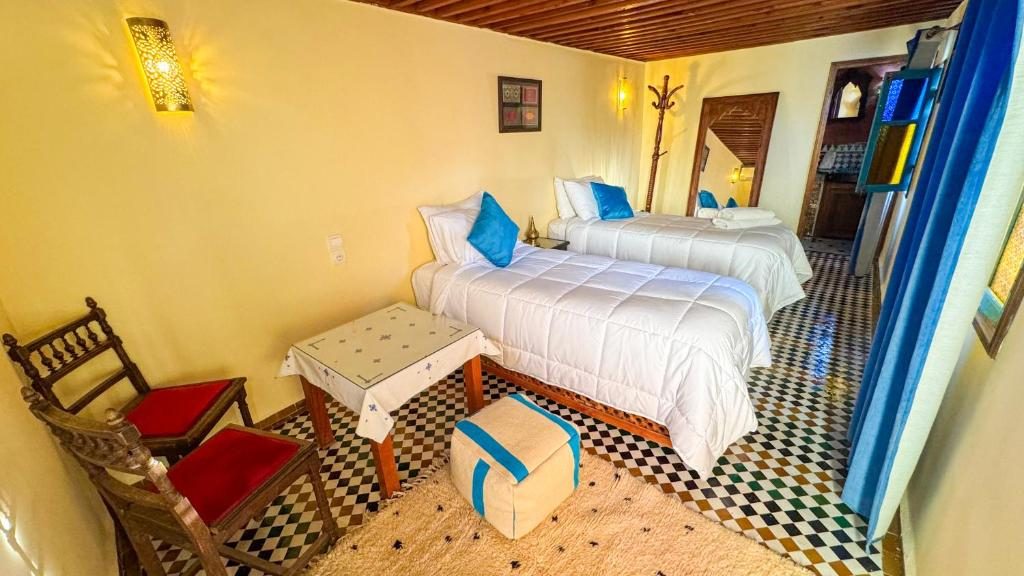 Détail literie et zellige dans une chambre du Riad Medina Sky