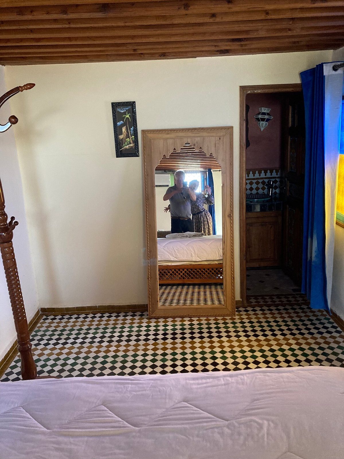 Couloir intérieur et miroir artisanal du Riad Medina Sky