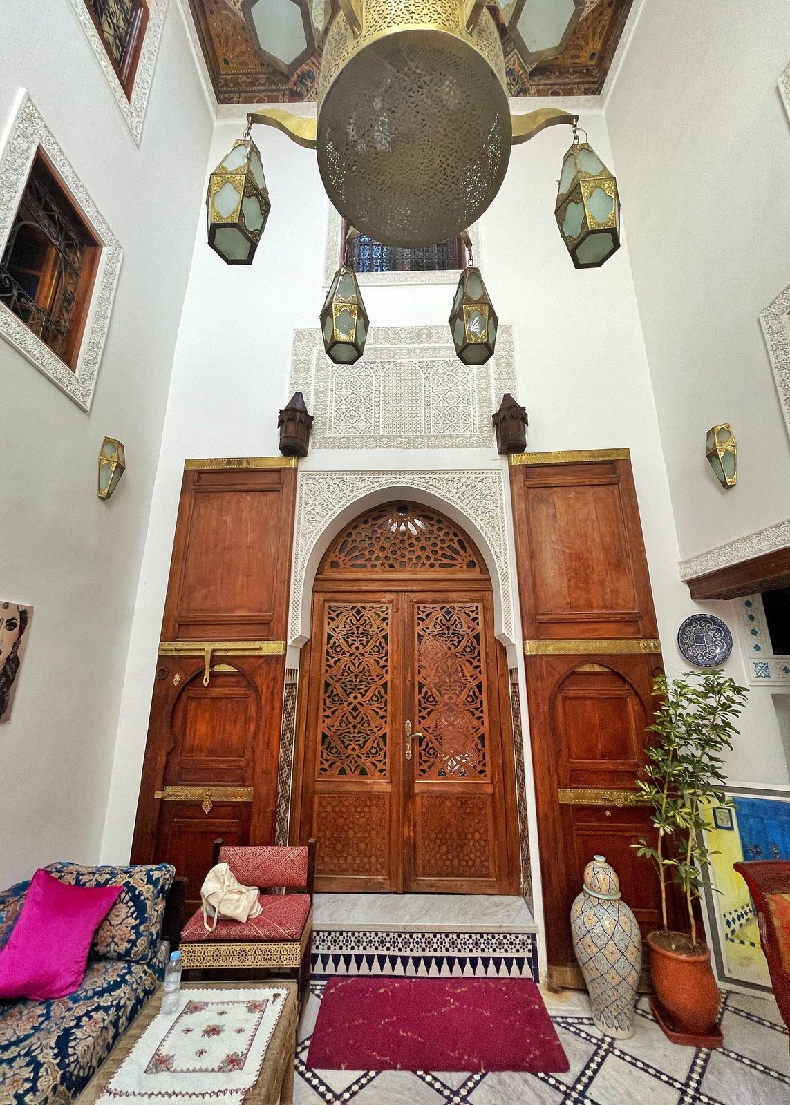 Patio intérieur lumineux du Riad Medina Sky avec verrière et détails en zellige
