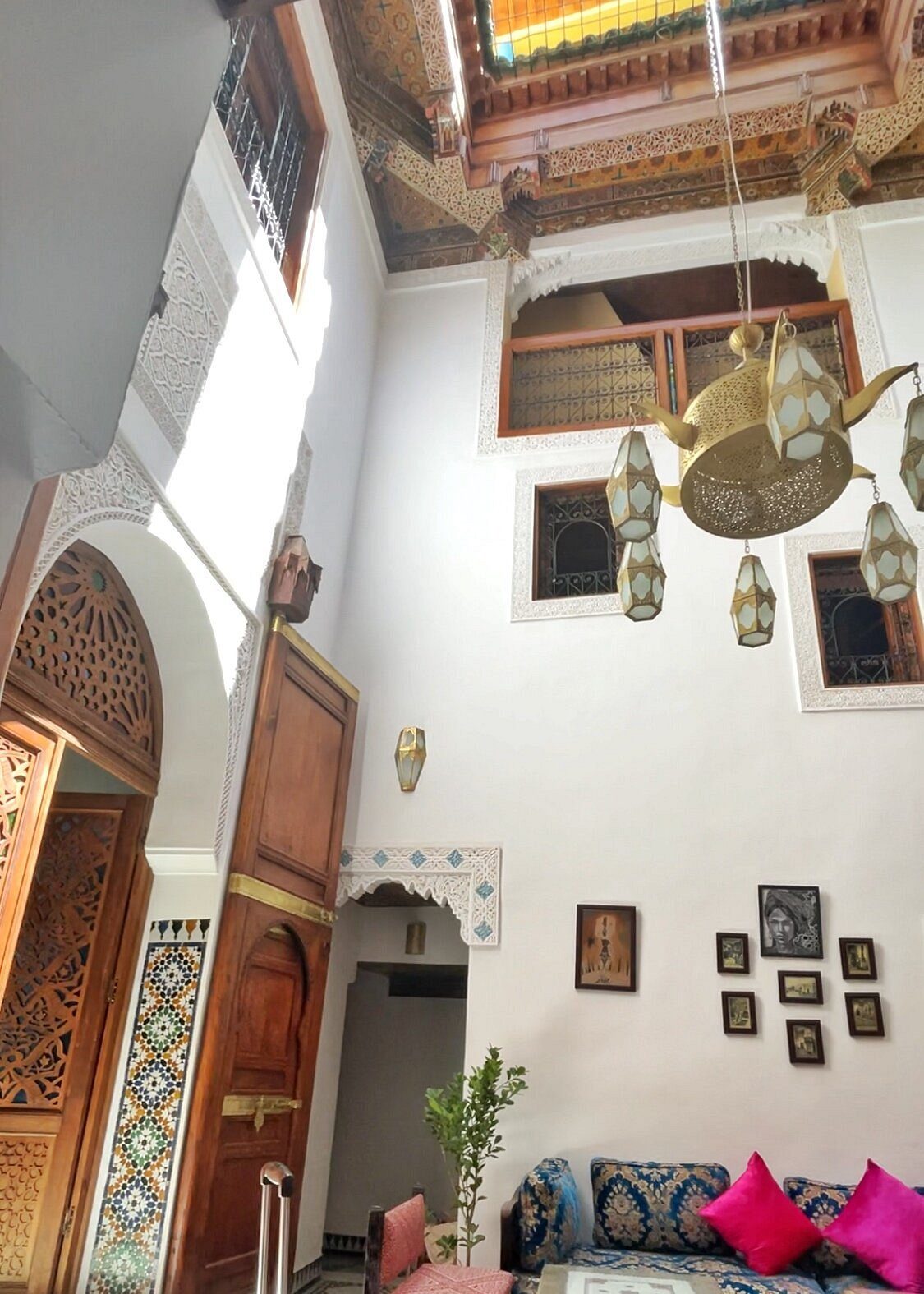 Porte en bois sculpté à l’entrée du Riad Medina Sky