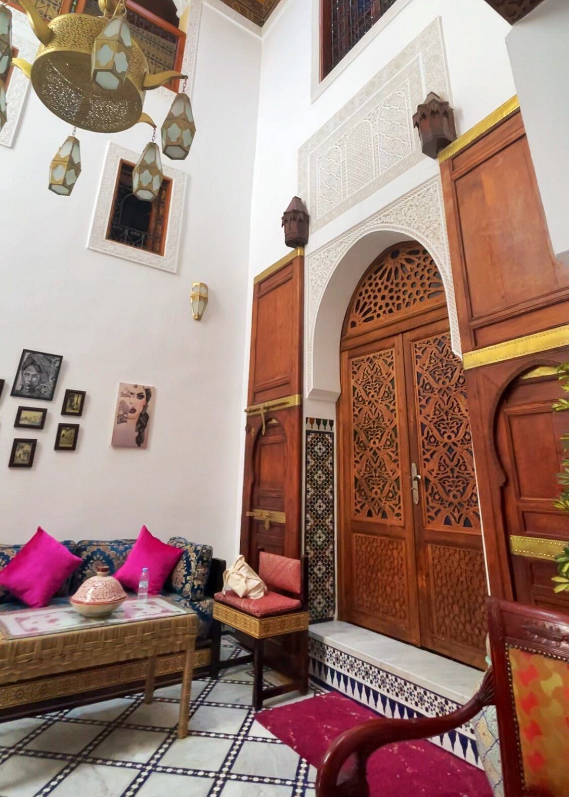 Salon marocain traditionnel avec banquettes et zellige du Riad Medina Sky