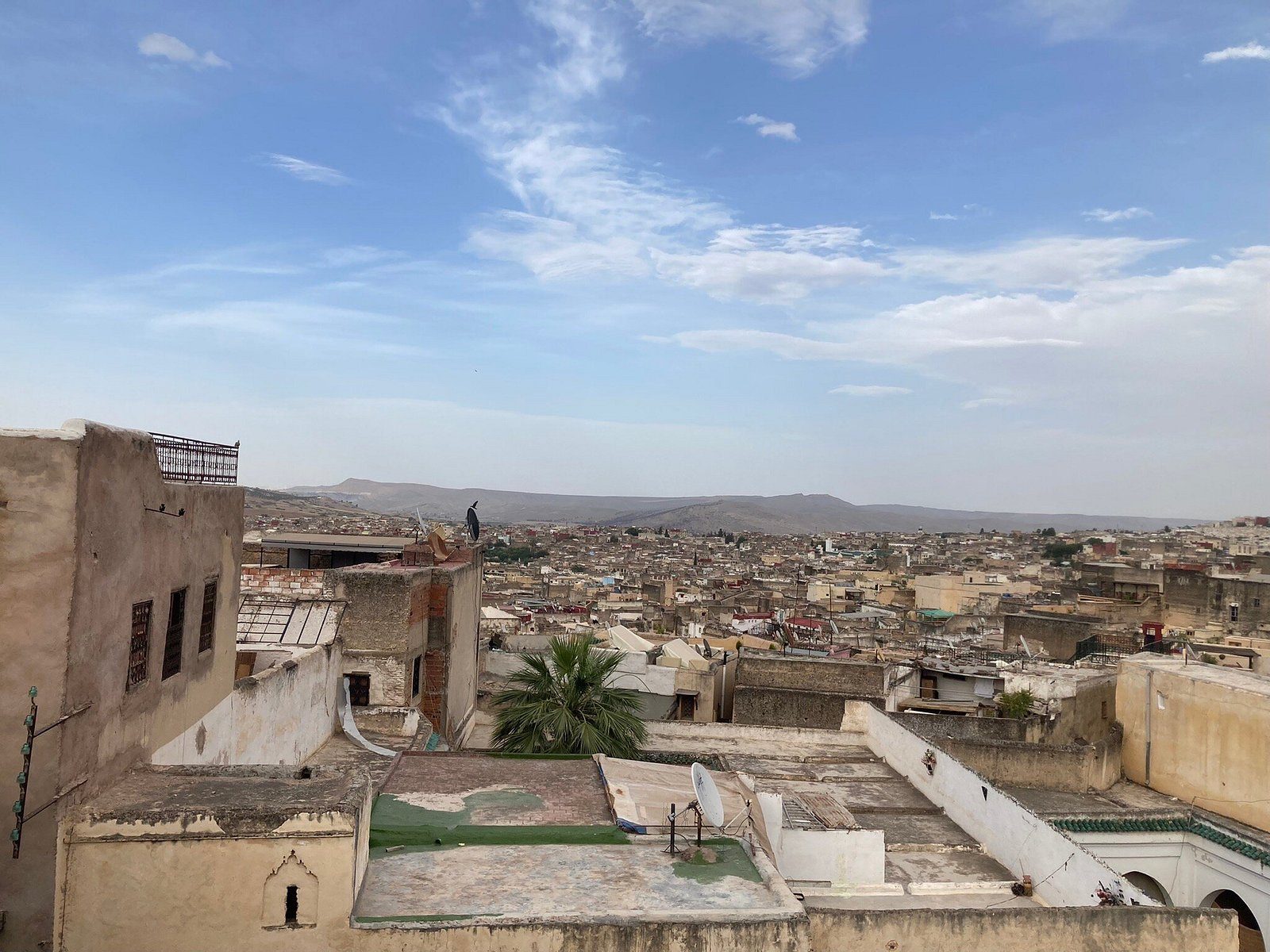 Vue panoramique depuis la terrasse du Riad Medina Sky sur les toits de la médina de Fès