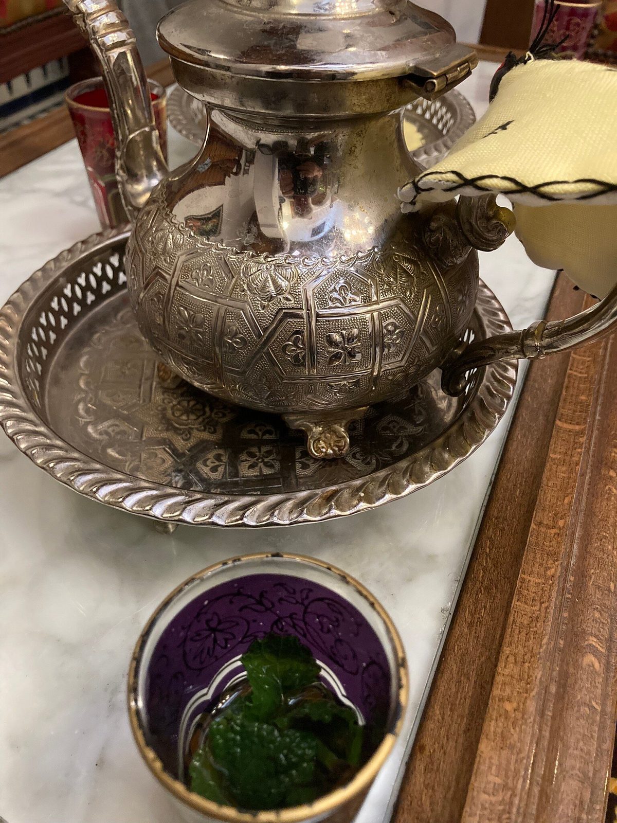 Service à thé à la menthe sur plateau artisanal au Riad Medina Sky